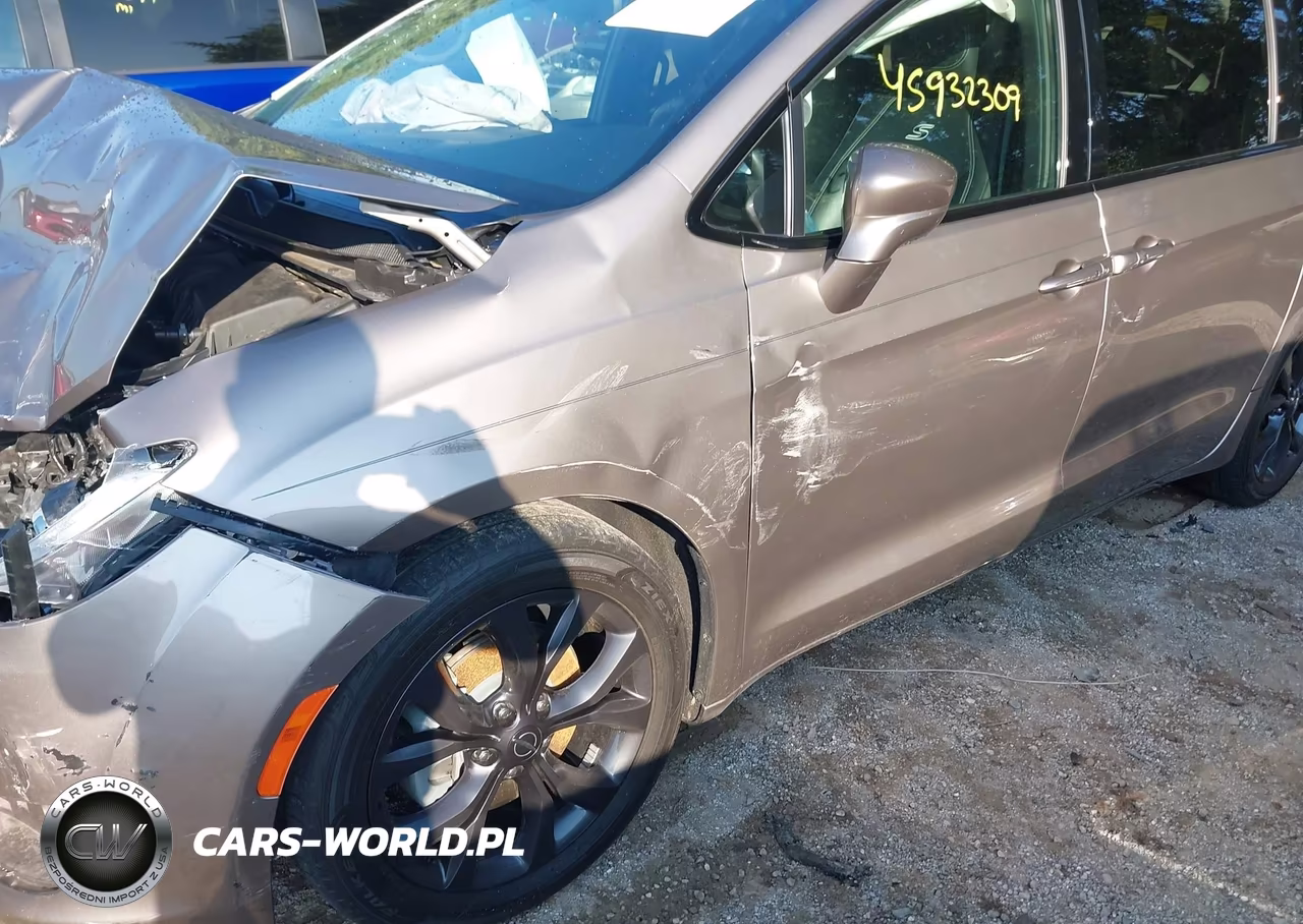 2018 Chrysler Pacifica Touring L Plus VIN:2C4RC1EG0JR332781 - 17