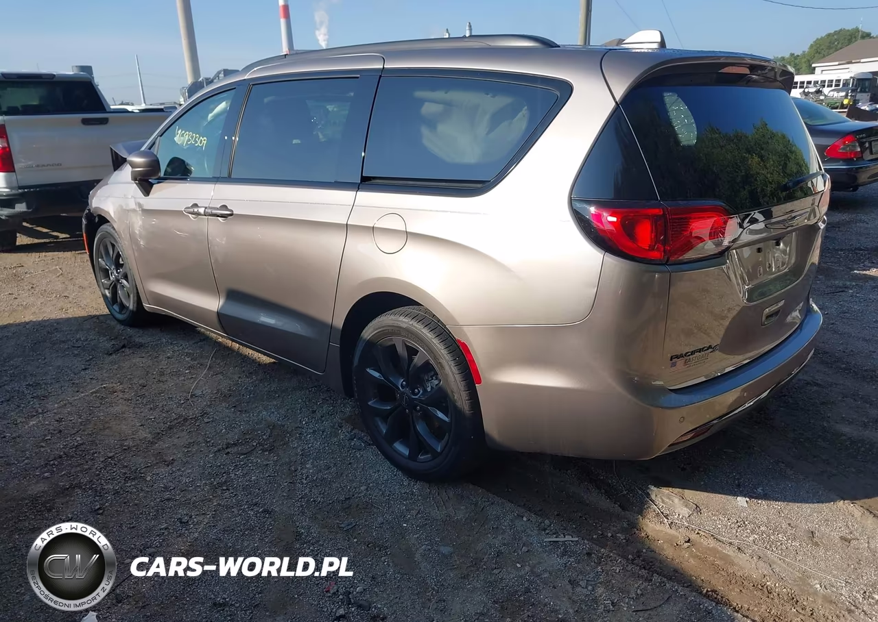 2018 Chrysler Pacifica Touring L Plus VIN:2C4RC1EG0JR332781 - 3