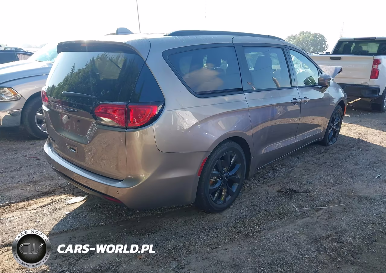 2018 Chrysler Pacifica Touring L Plus VIN:2C4RC1EG0JR332781 - 4