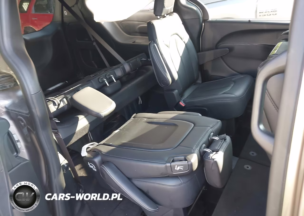 2018 Chrysler Pacifica Touring L Plus VIN:2C4RC1EG0JR332781 - 8