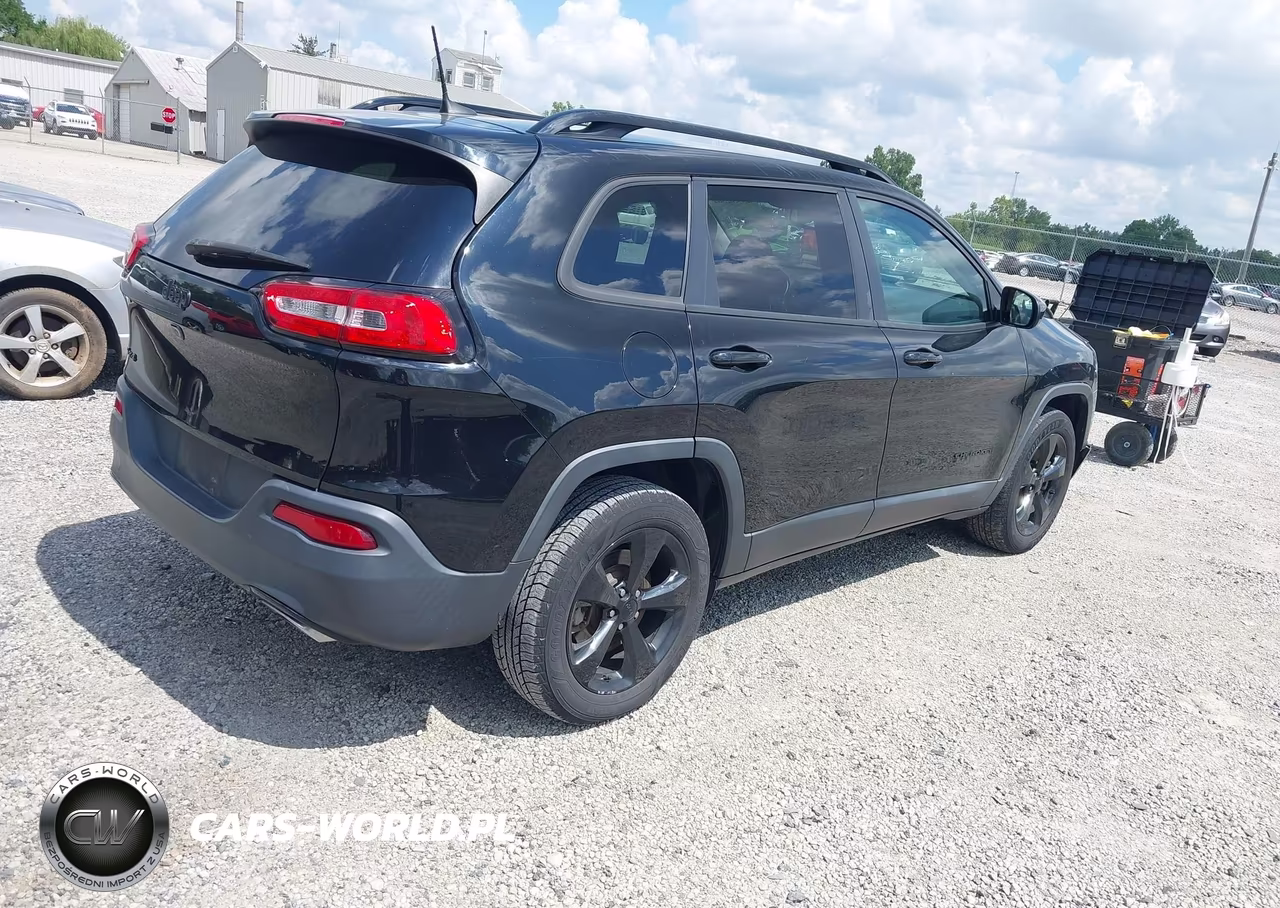 2018 Jeep Cherokee Latitude 4X4 VIN:1C4PJMCX2JD522621 - 4