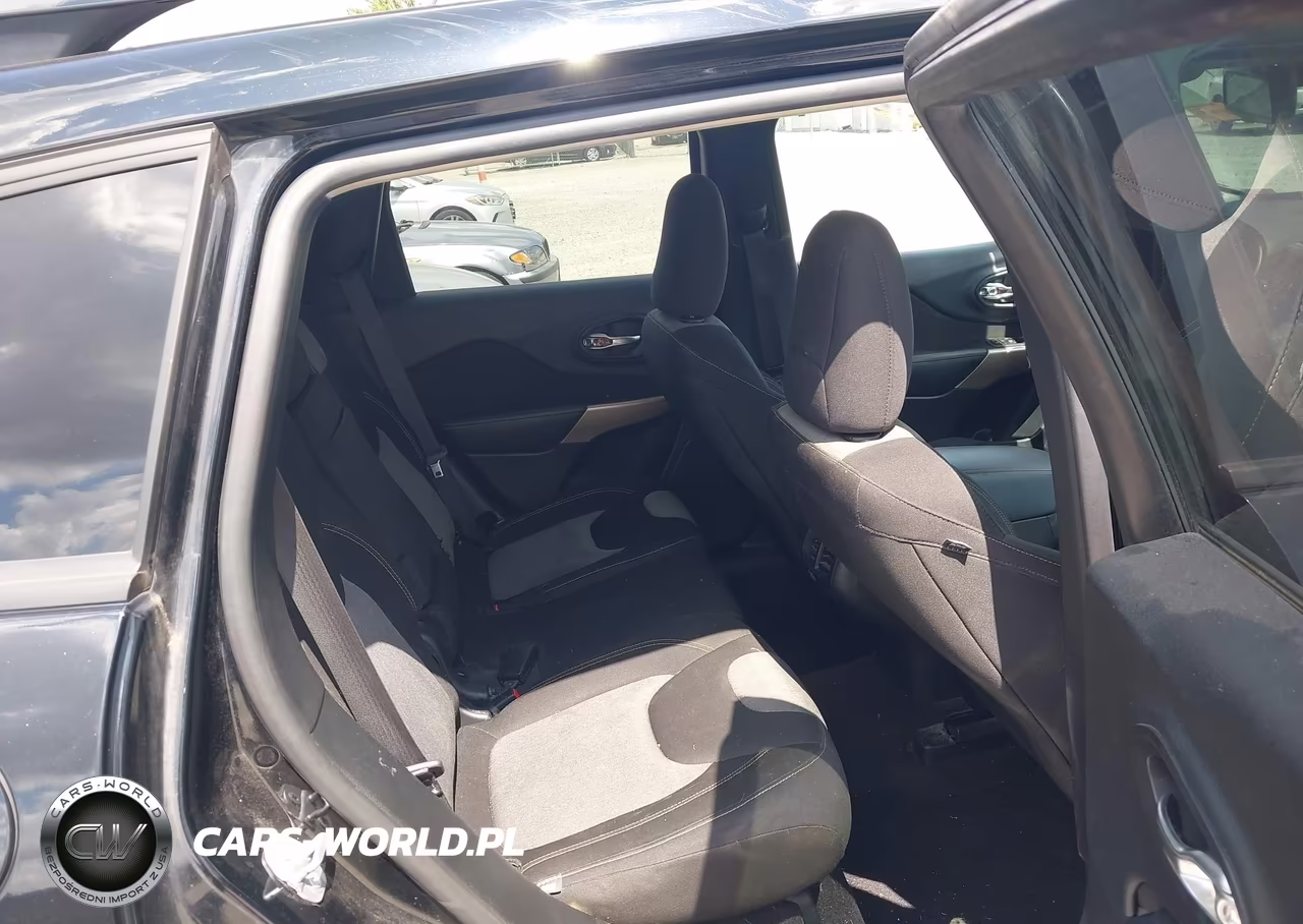 2018 Jeep Cherokee Latitude 4X4 VIN:1C4PJMCX2JD522621 - 8