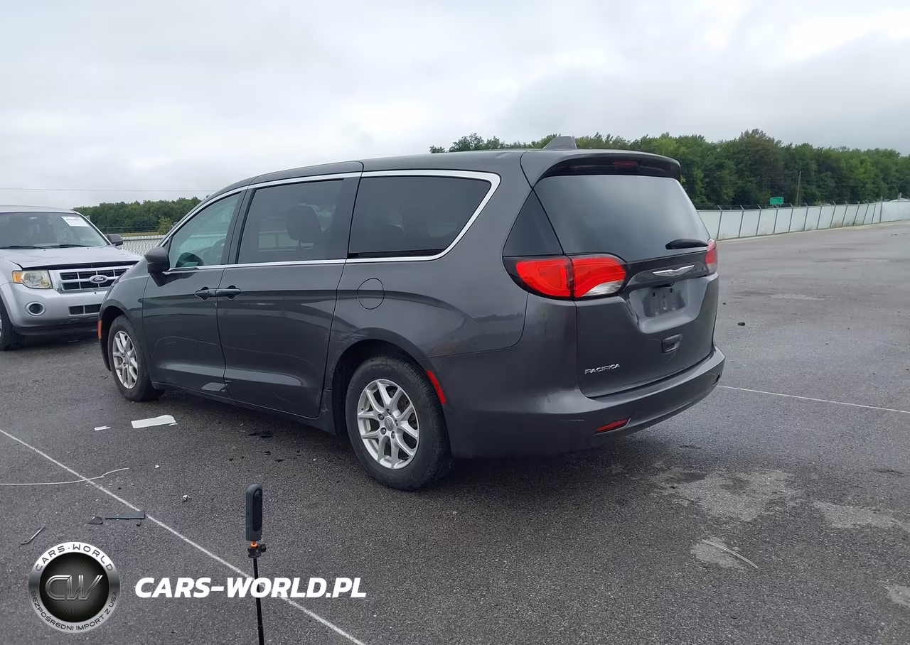 2017 Chrysler Pacifica Touring VIN:2C4RC1DG9HR531968 - 3