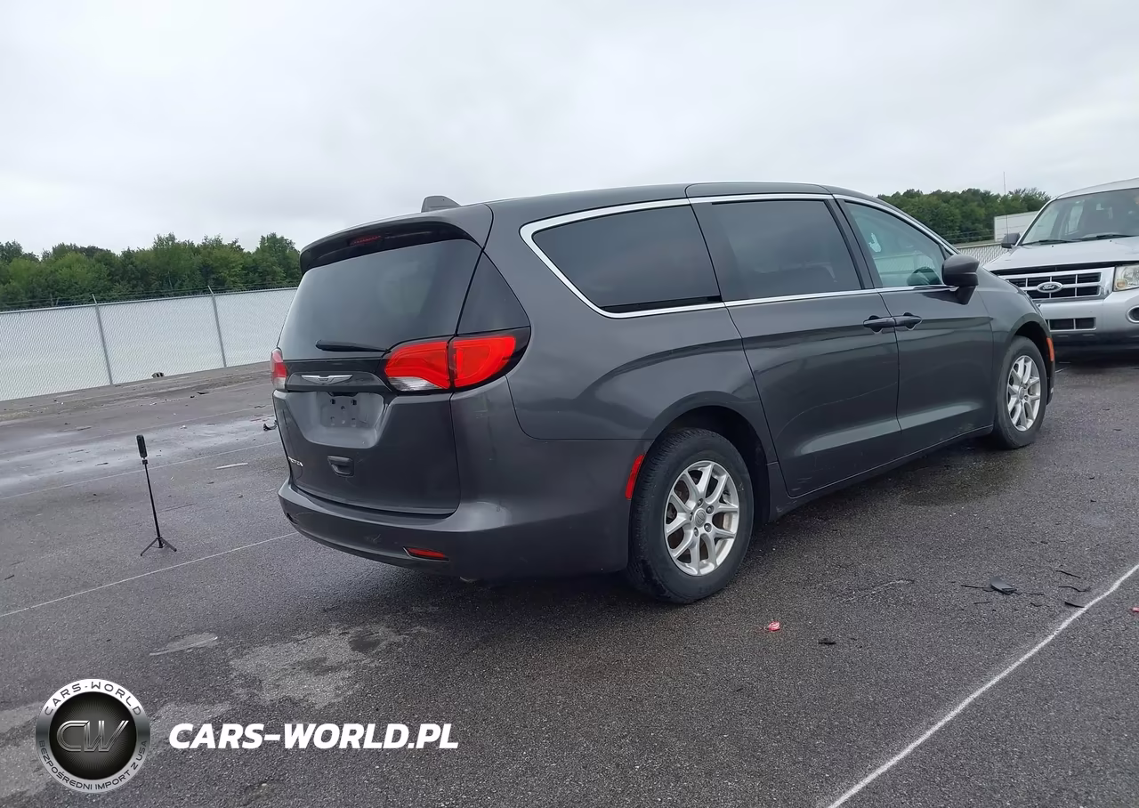 2017 Chrysler Pacifica Touring VIN:2C4RC1DG9HR531968 - 4