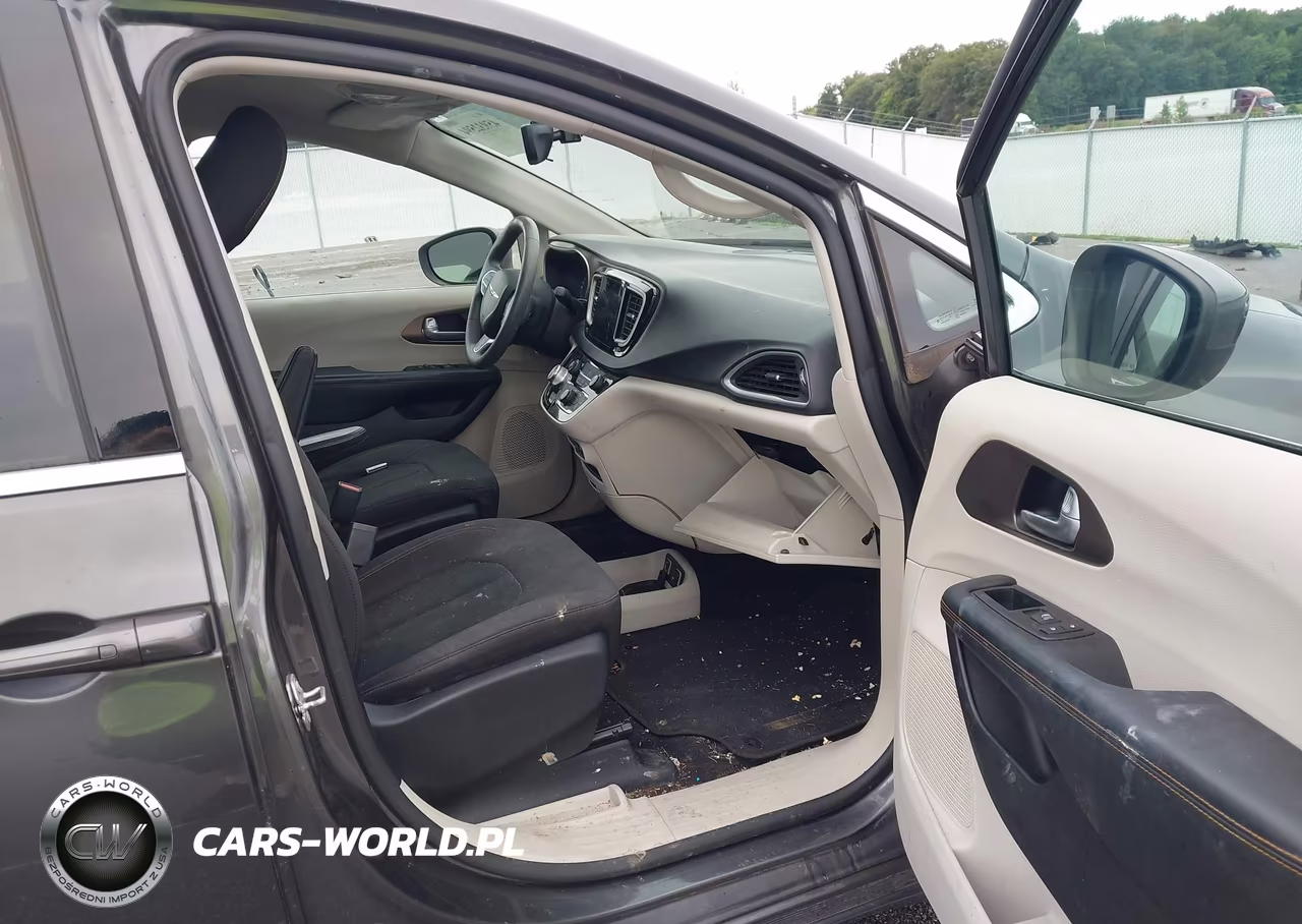 2017 Chrysler Pacifica Touring VIN:2C4RC1DG9HR531968 - 5
