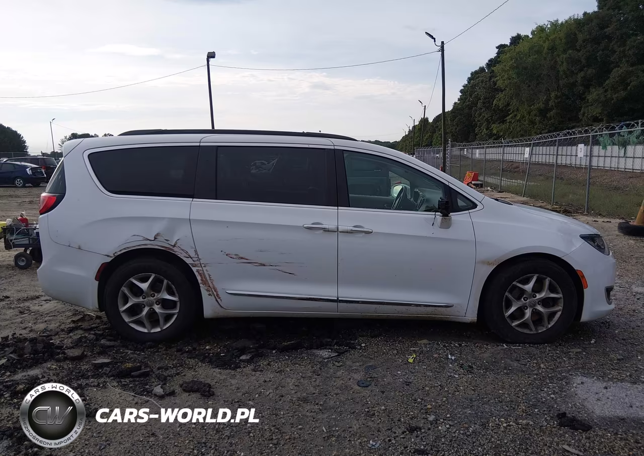 2017 Chrysler Pacifica Touring-L VIN:2C4RC1BG2HR831404 - 13