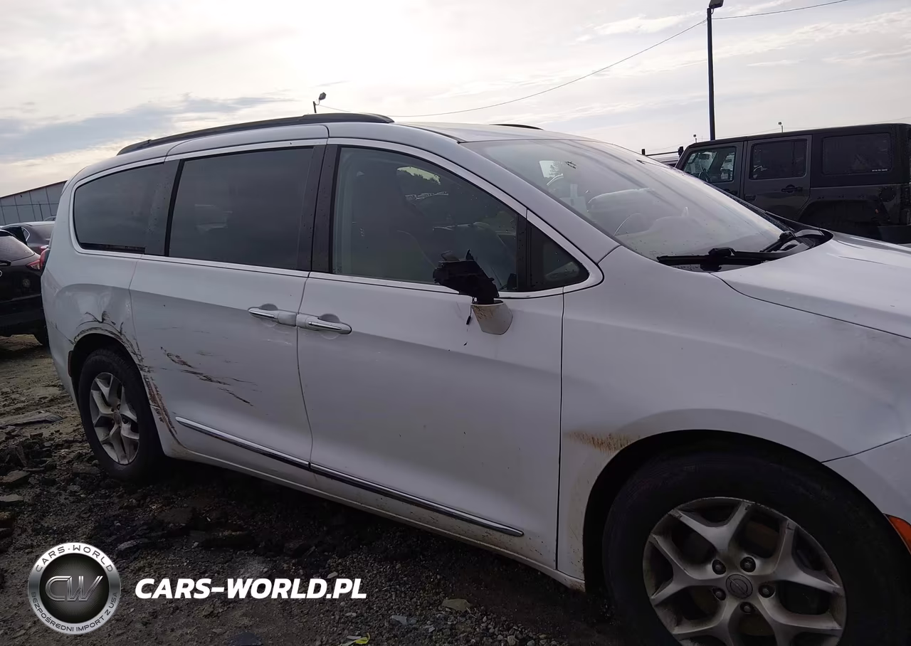 2017 Chrysler Pacifica Touring-L VIN:2C4RC1BG2HR831404 - 18