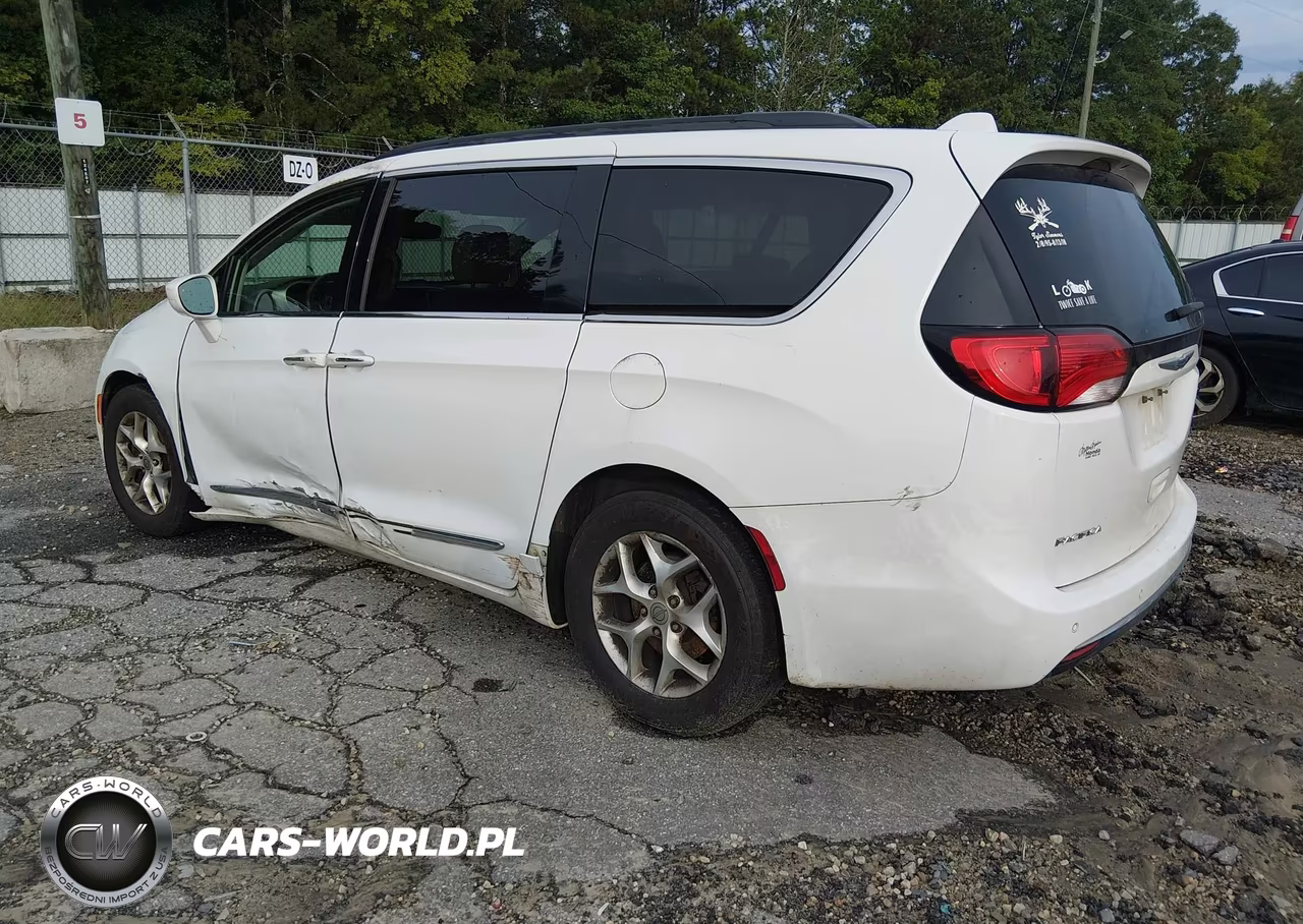 2017 Chrysler Pacifica Touring-L VIN:2C4RC1BG2HR831404 - 3