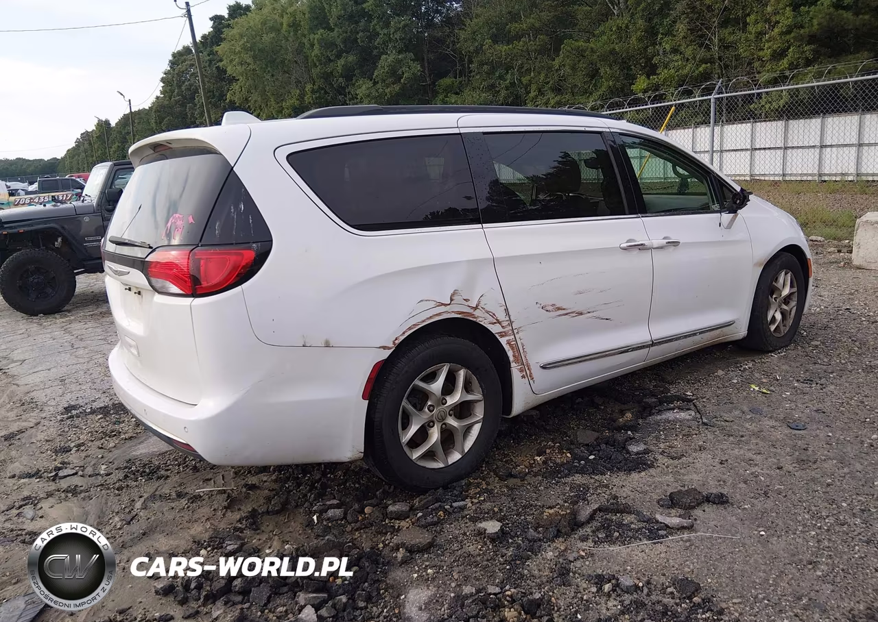 2017 Chrysler Pacifica Touring-L VIN:2C4RC1BG2HR831404 - 4