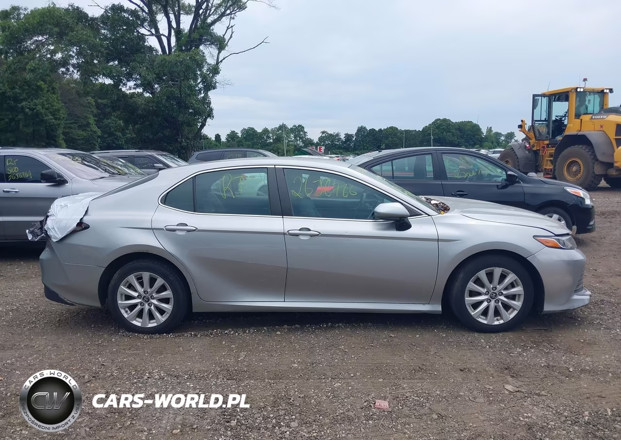 2018 Toyota Camry Le VIN:4T1B11HK2JU590466 - 12