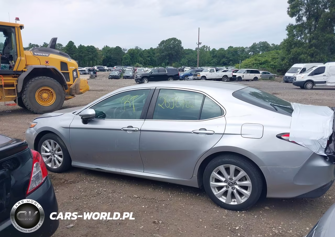 2018 Toyota Camry Le VIN:4T1B11HK2JU590466 - 13