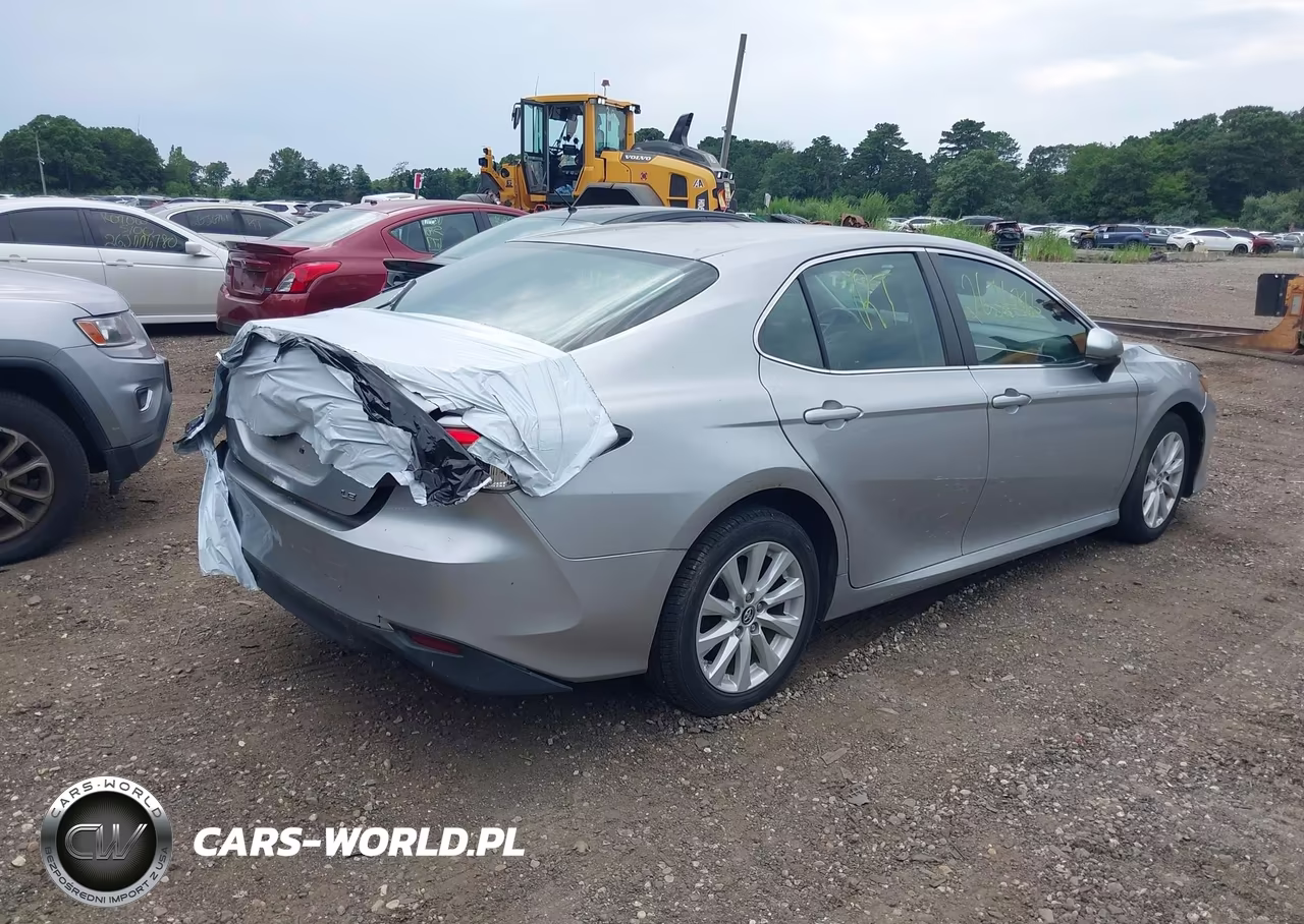 2018 Toyota Camry Le VIN:4T1B11HK2JU590466 - 4