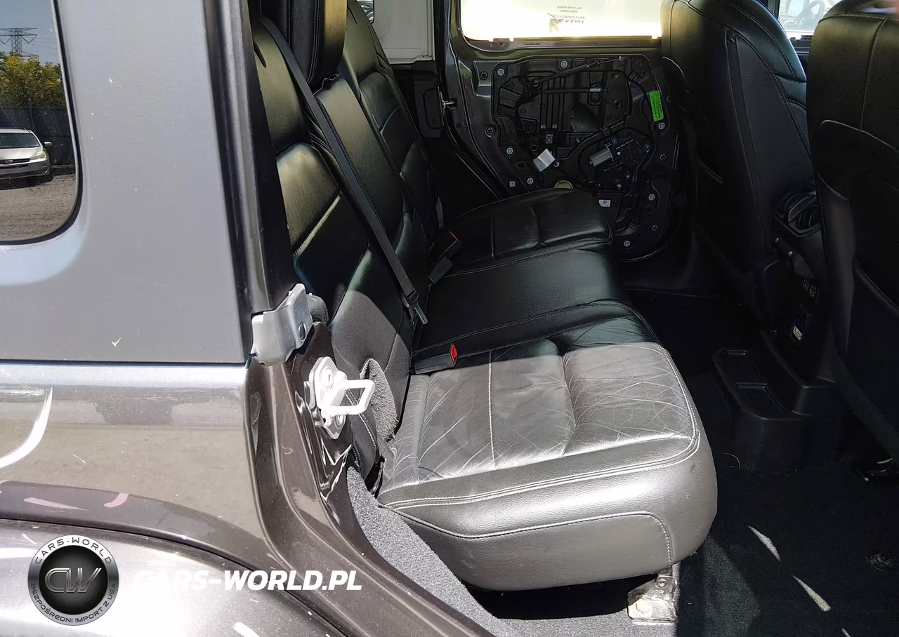 2018 Jeep Wrangler Unlimited Sahara 4X4 VIN:1C4HJXEG3JW111364 - 8