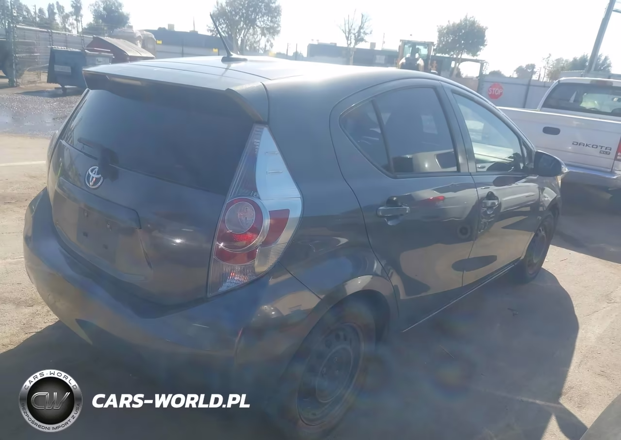 2014 Toyota Prius C Three VIN:JTDKDTB32E1565339 - 13