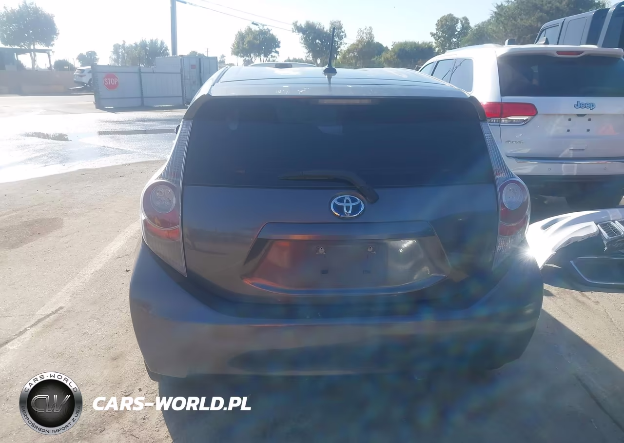 2014 Toyota Prius C Three VIN:JTDKDTB32E1565339 - 16