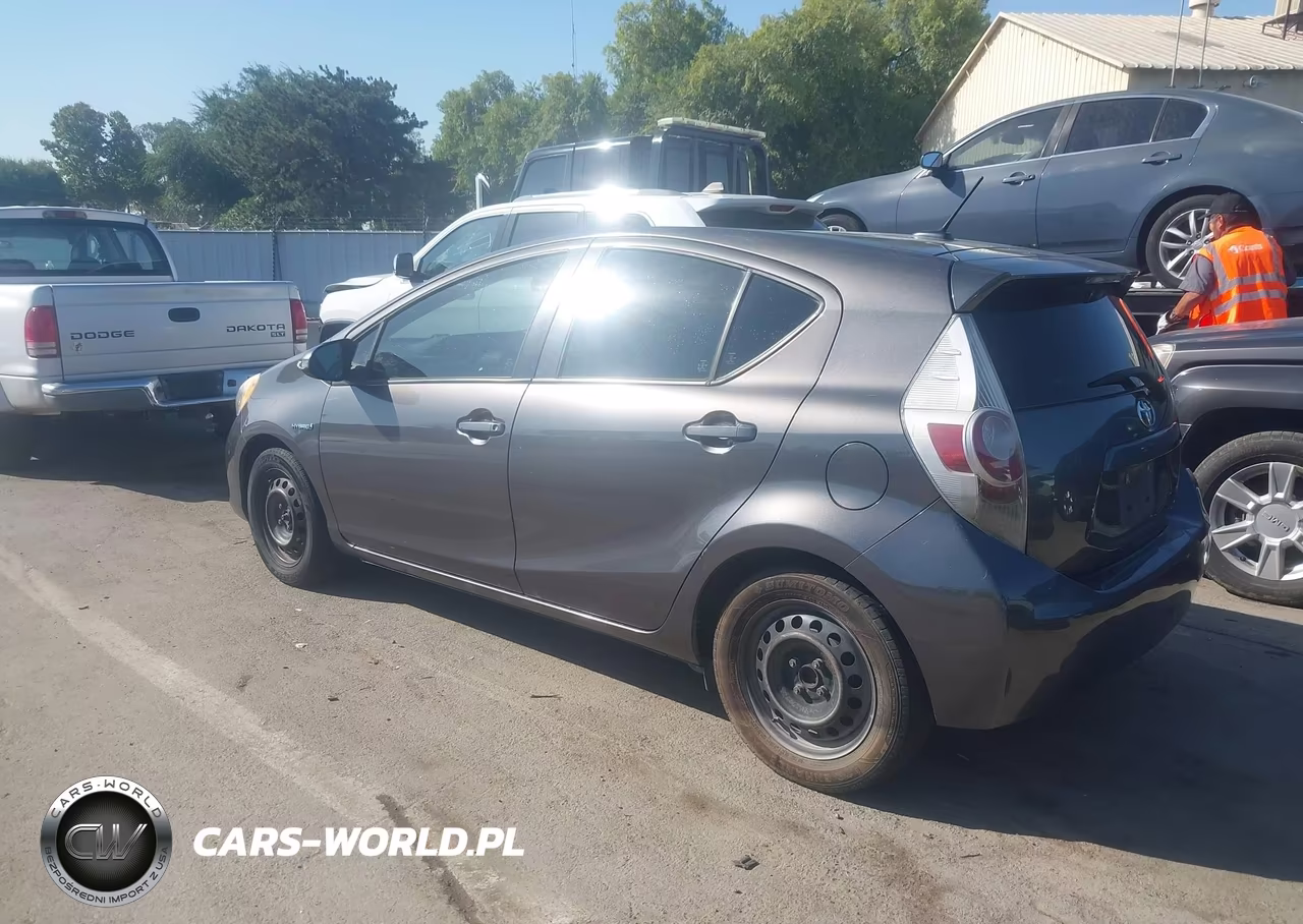 2014 Toyota Prius C Three VIN:JTDKDTB32E1565339 - 3