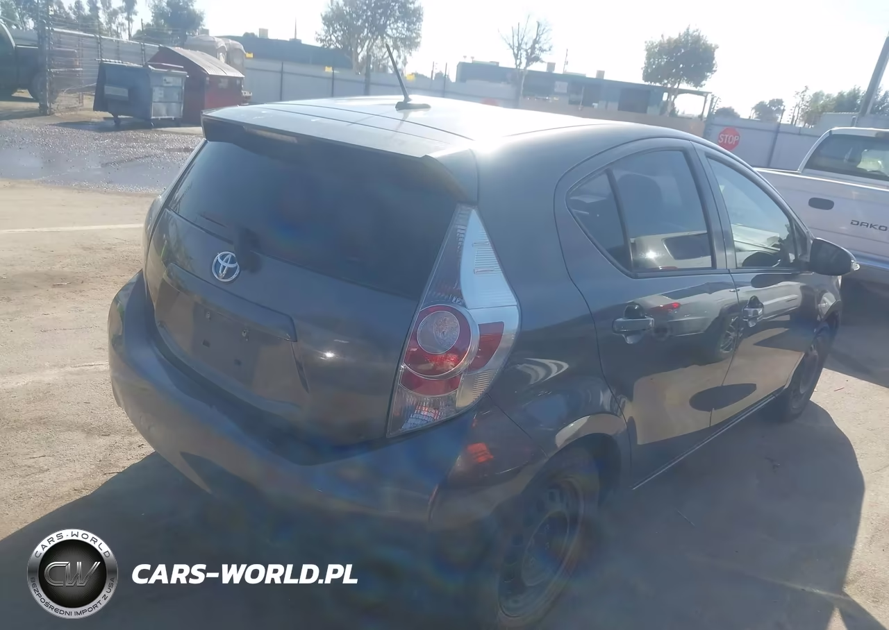 2014 Toyota Prius C Three VIN:JTDKDTB32E1565339 - 4