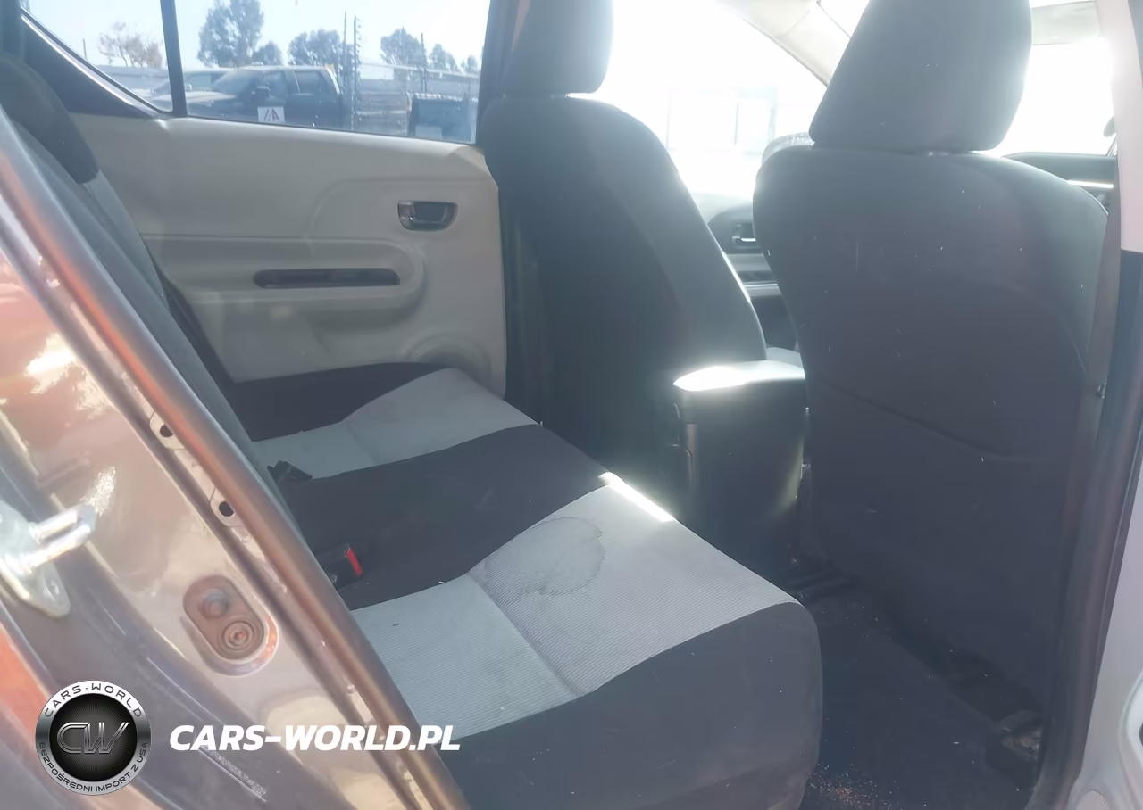 2014 Toyota Prius C Three VIN:JTDKDTB32E1565339 - 8