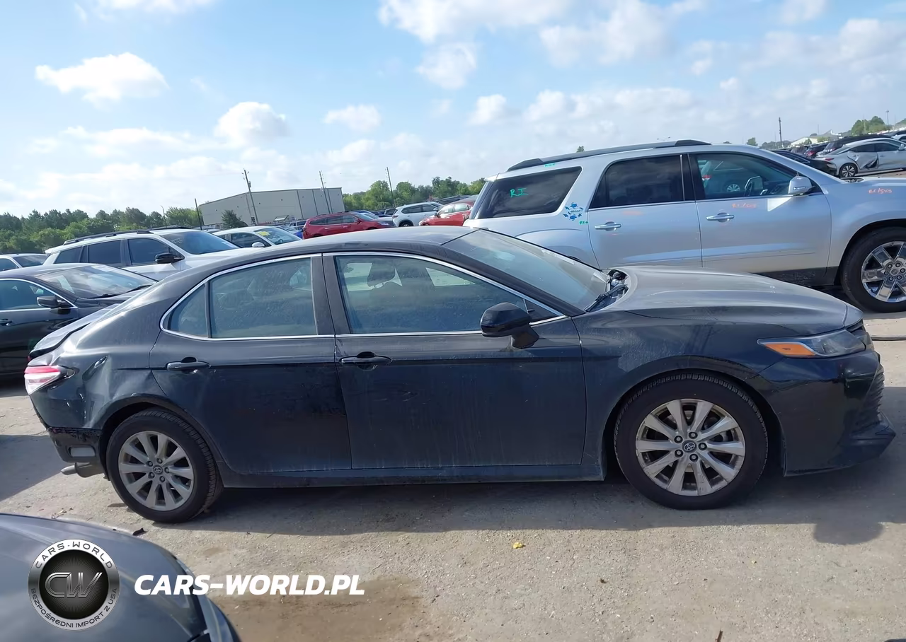 2018 Toyota Camry Le VIN:4T1B11HK7JU136097 - 13