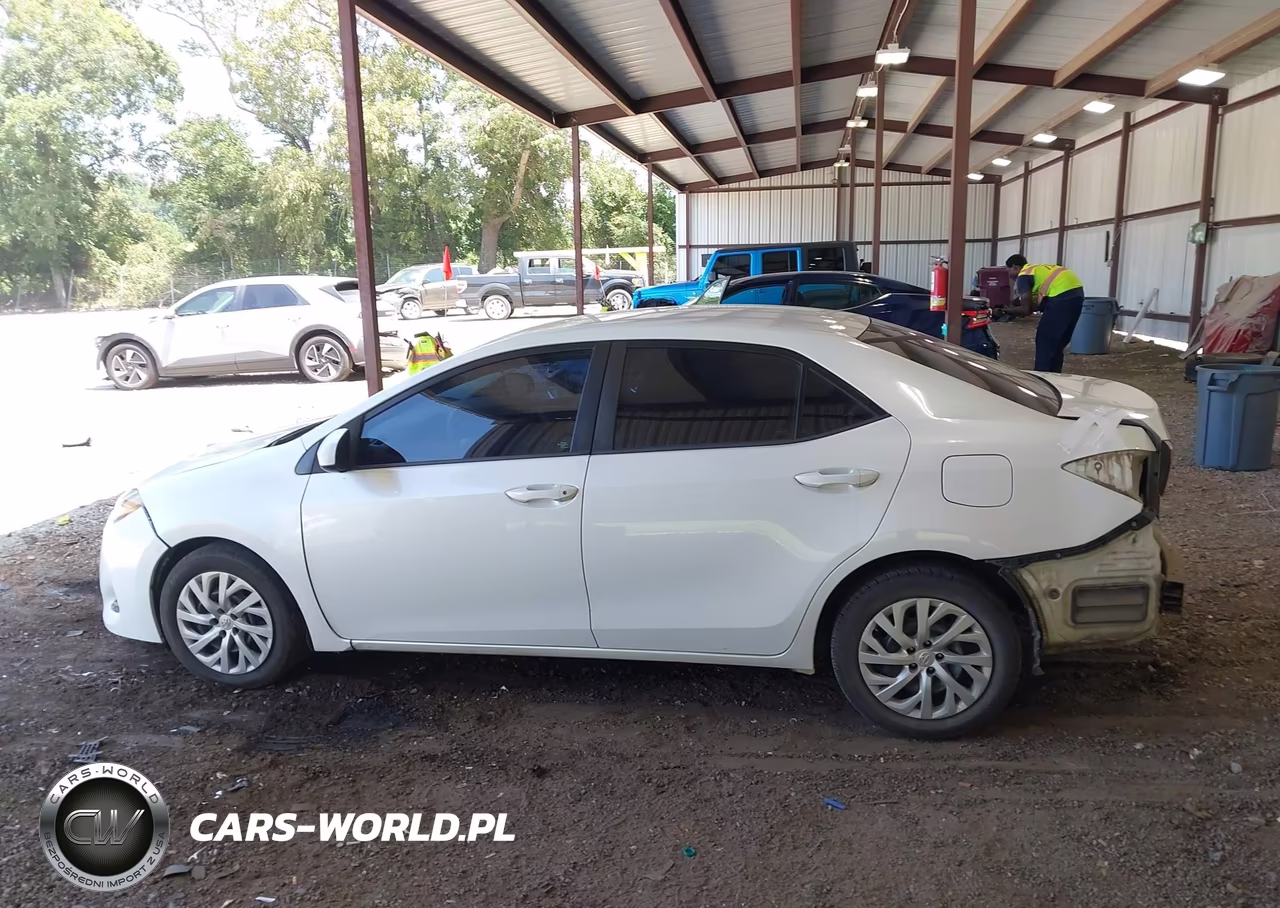 2017 Toyota Corolla Le VIN:5YFBURHE6HP580499 - 14