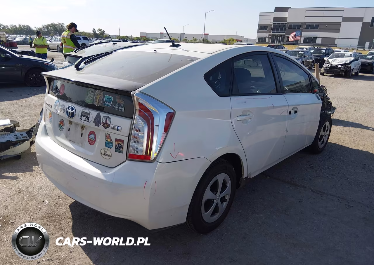 2015 Toyota Prius Three VIN:JTDKN3DU1F1983525 - 4