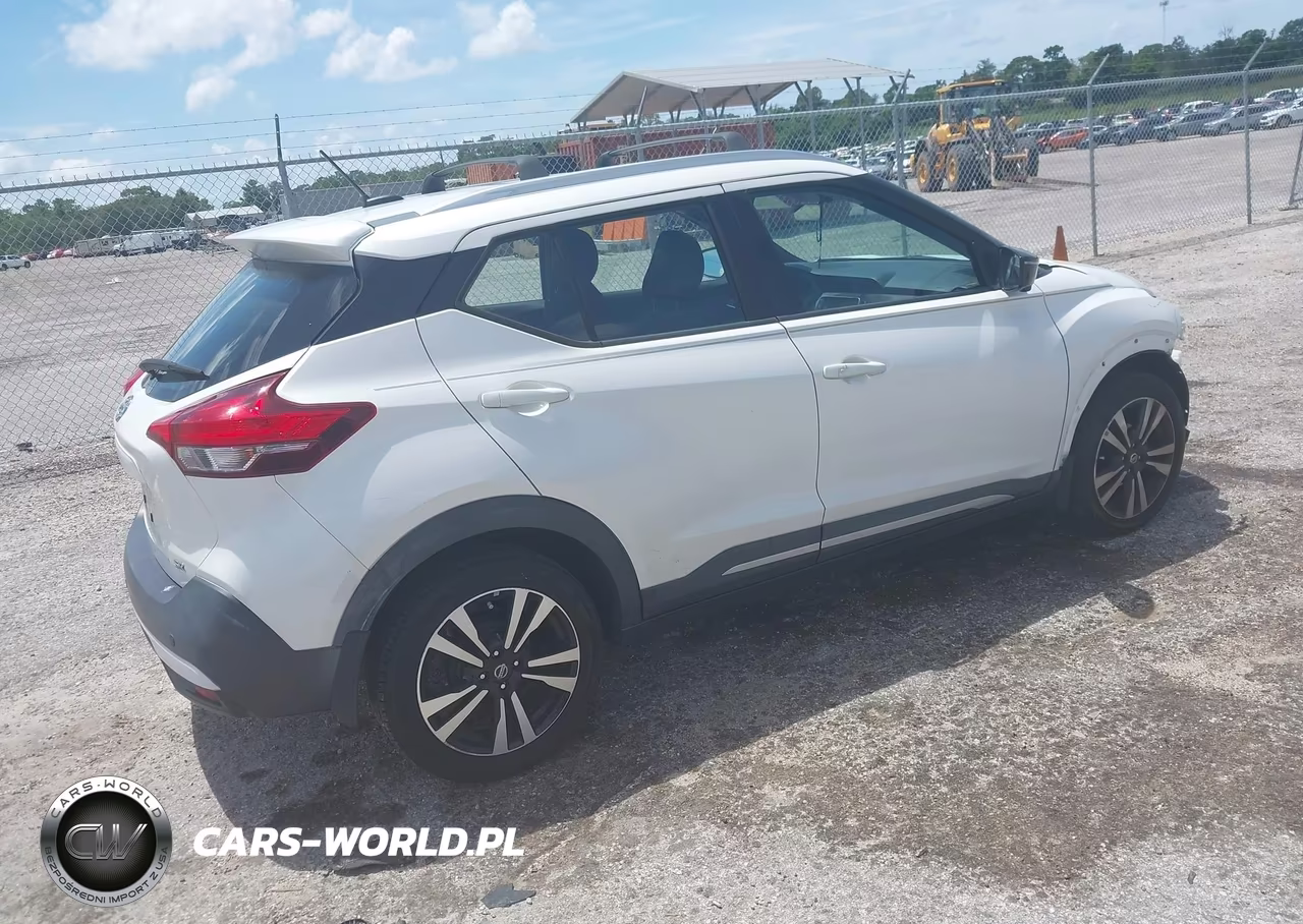2019 Nissan Kicks Sr VIN:3N1CP5CU7KL470586 - 4