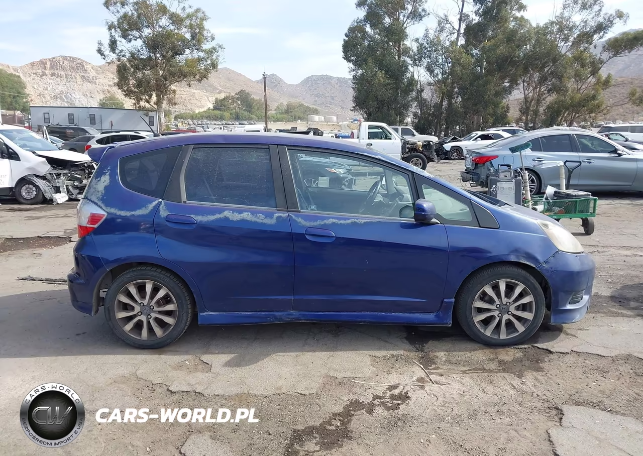 2013 Honda Fit Sport VIN:JHMGE8H69DC059123 - 13
