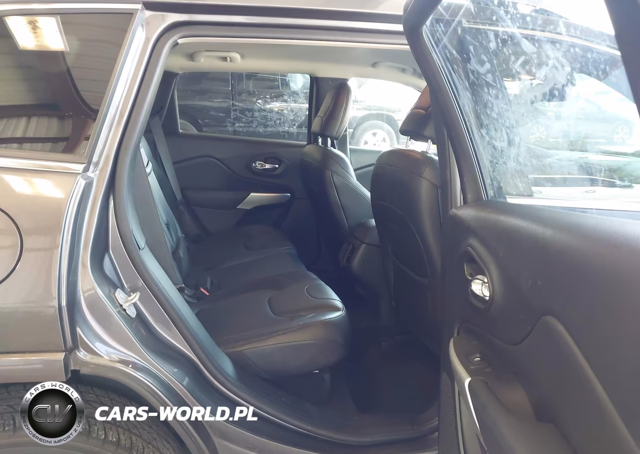 2018 Jeep Cherokee Overland 4X4 VIN:1C4PJMJX7JD594188 - 8