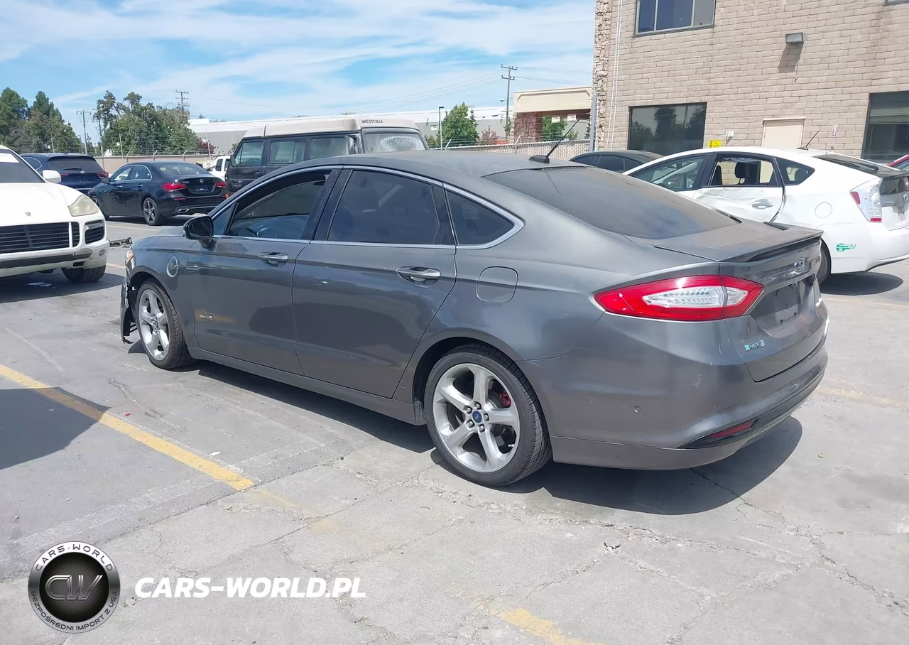 2014 Ford Fusion Energi Titanium VIN:3FA6P0SU6ER111610 - 3