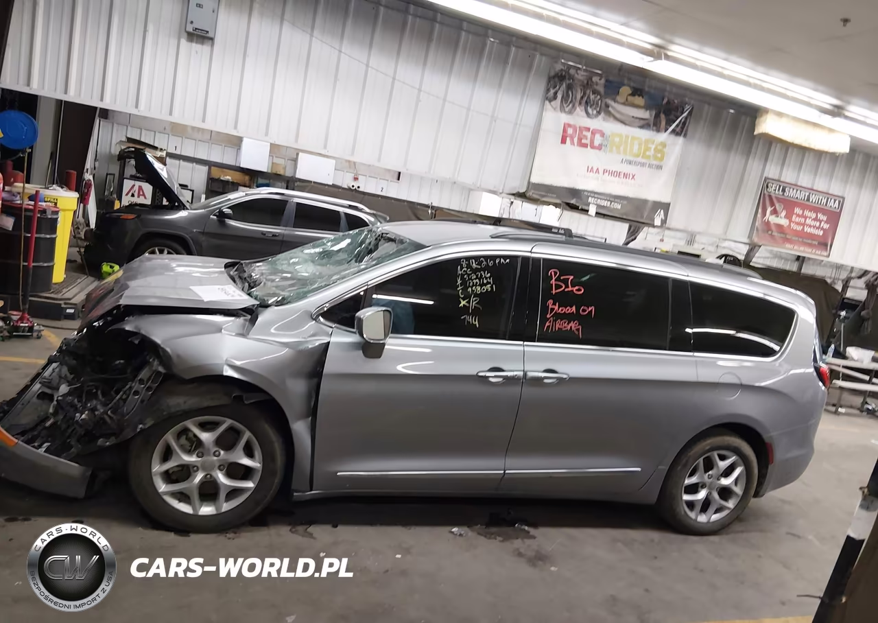 2017 Chrysler Pacifica Touring-L VIN:2C4RC1BGXHR512736 - 13