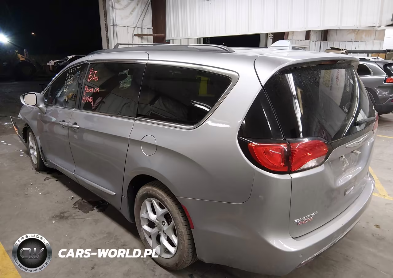 2017 Chrysler Pacifica Touring-L VIN:2C4RC1BGXHR512736 - 3