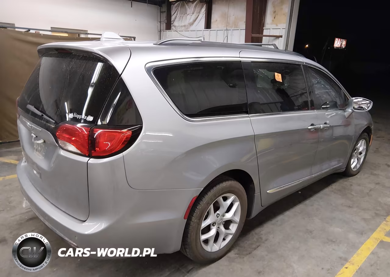 2017 Chrysler Pacifica Touring-L VIN:2C4RC1BGXHR512736 - 4