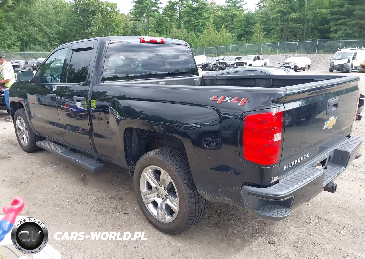 2018 Chevrolet Silverado 1500 Custom VIN:1GCVKPEC2JZ371010 - 3