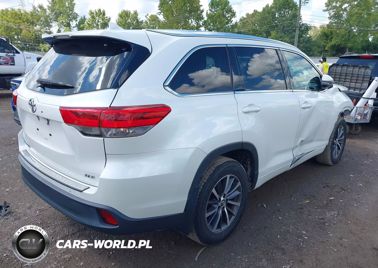 2018 Toyota Highlander Xle VIN:5TDKZRFH5JS270226 - 4