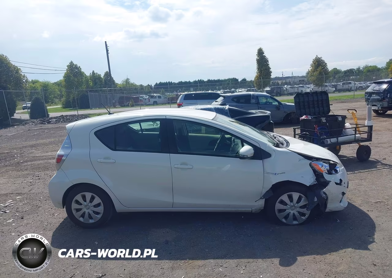 2014 Toyota Prius C Two VIN:JTDKDTB35E1568980 - 13