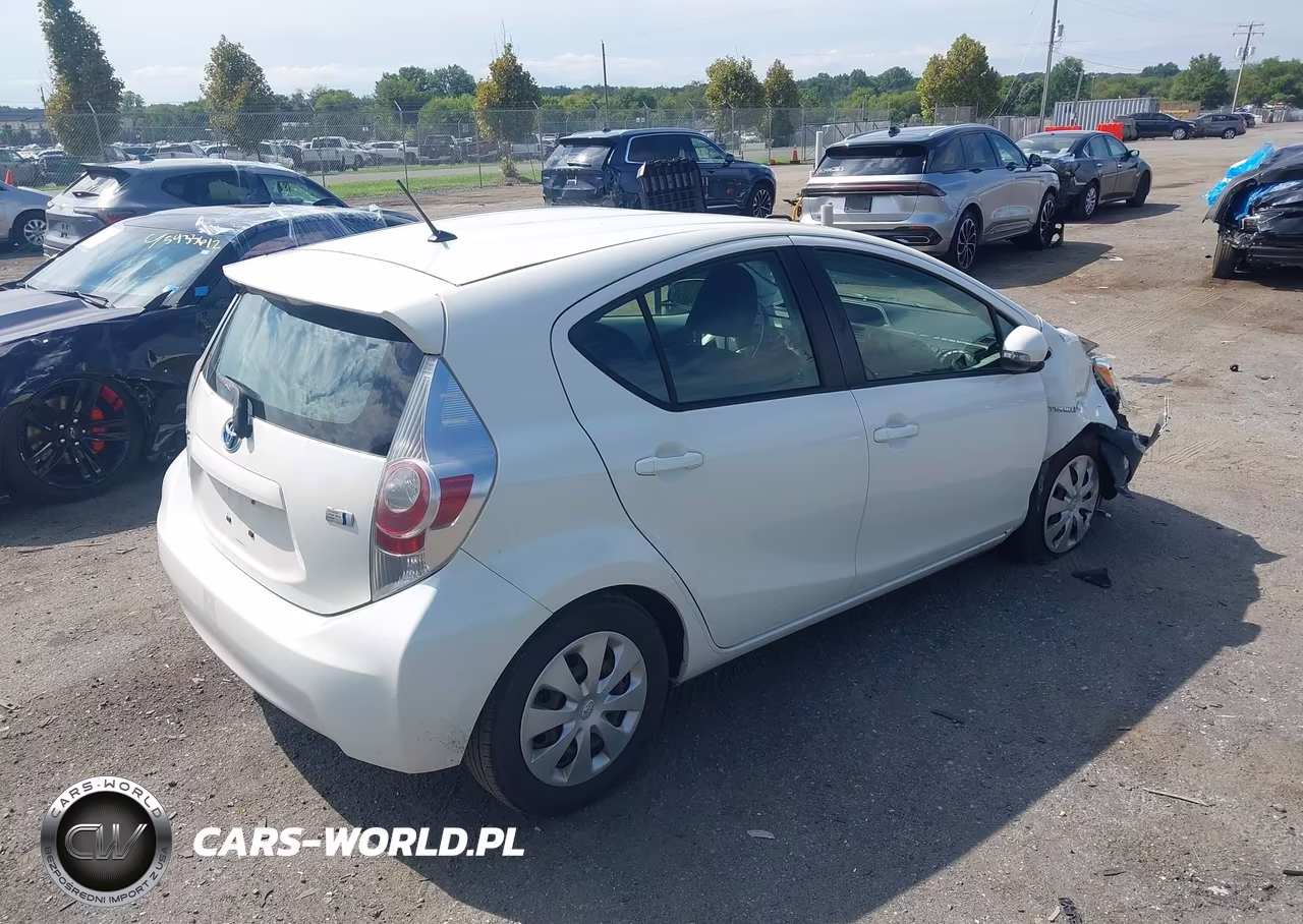 2014 Toyota Prius C Two VIN:JTDKDTB35E1568980 - 4