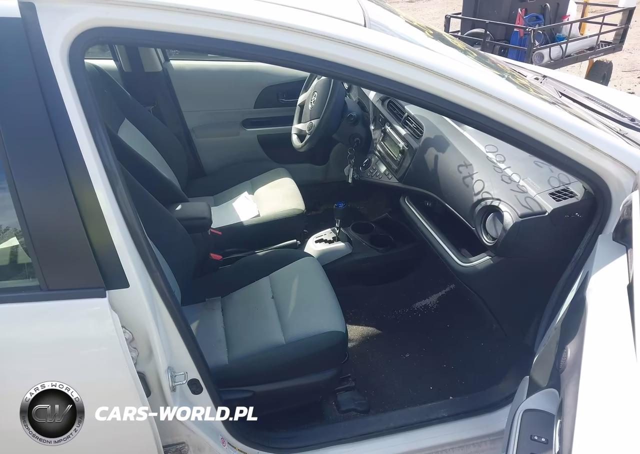 2014 Toyota Prius C Two VIN:JTDKDTB35E1568980 - 5