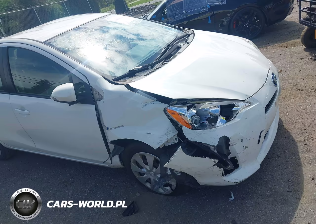 2014 Toyota Prius C Two VIN:JTDKDTB35E1568980 - 6