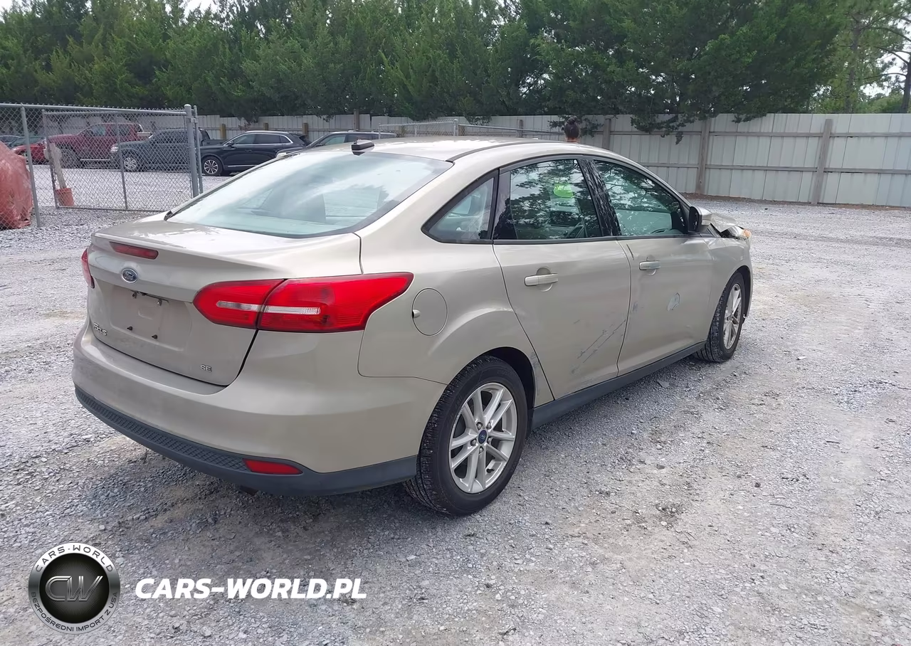 2016 Ford Focus Se VIN:1FADP3F20GL265863 - 4