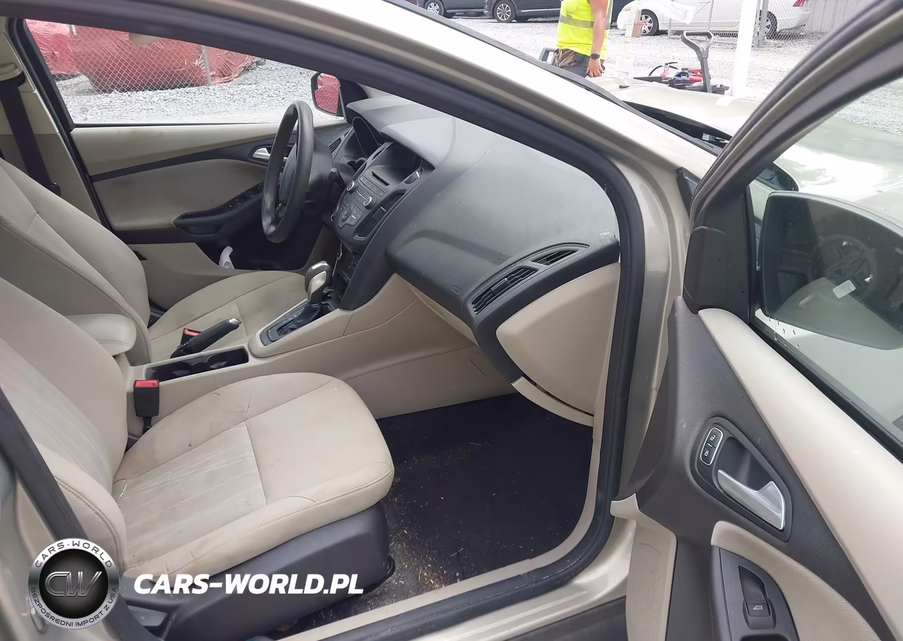 2016 Ford Focus Se VIN:1FADP3F20GL265863 - 5