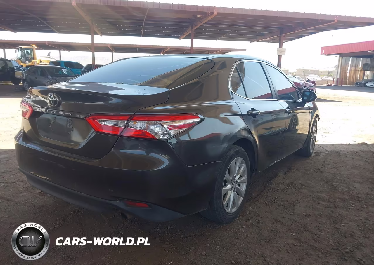 2018 Toyota Camry Le VIN:JTNB11HK7J3042128 - 4