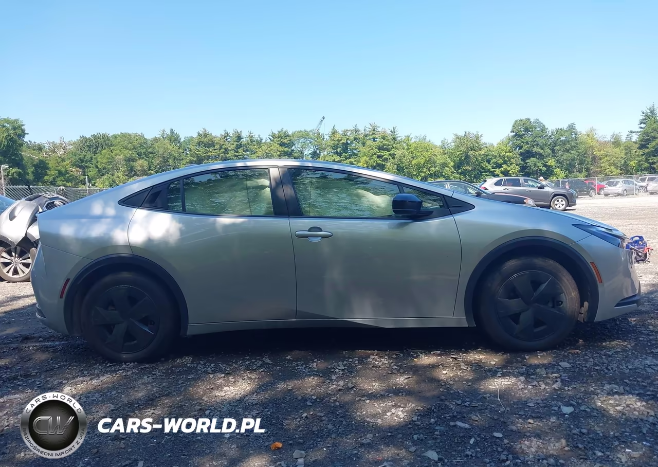 2025 Toyota Prius Le VIN:JTDACAAU9S3062789 - 13