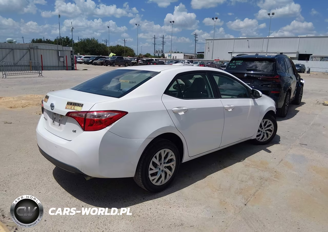 2018 Toyota Corolla Le VIN:5YFBURHE7JP788378 - 4