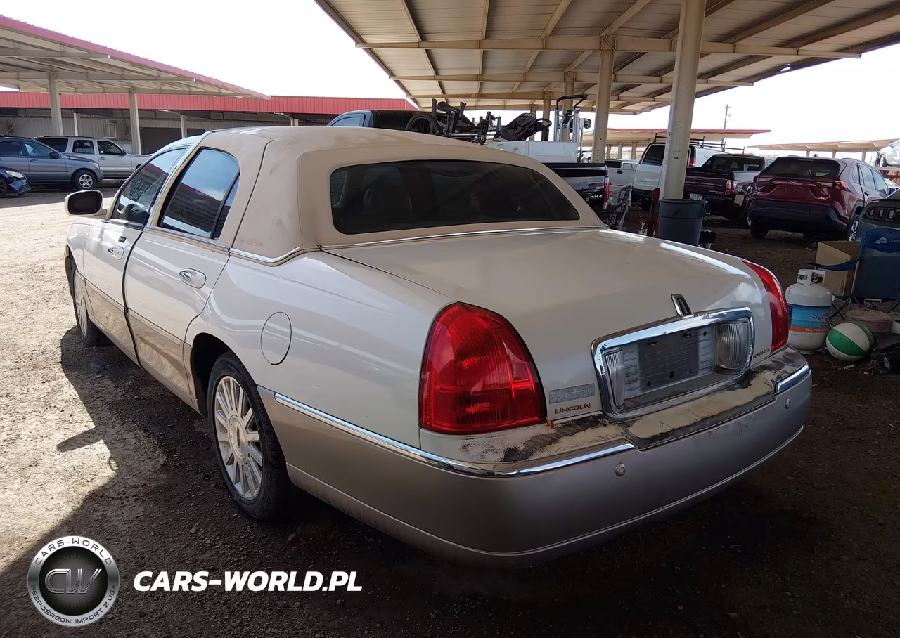 2003 Lincoln Town Car Signature VIN:1LNHM82W03Y682936 - 3