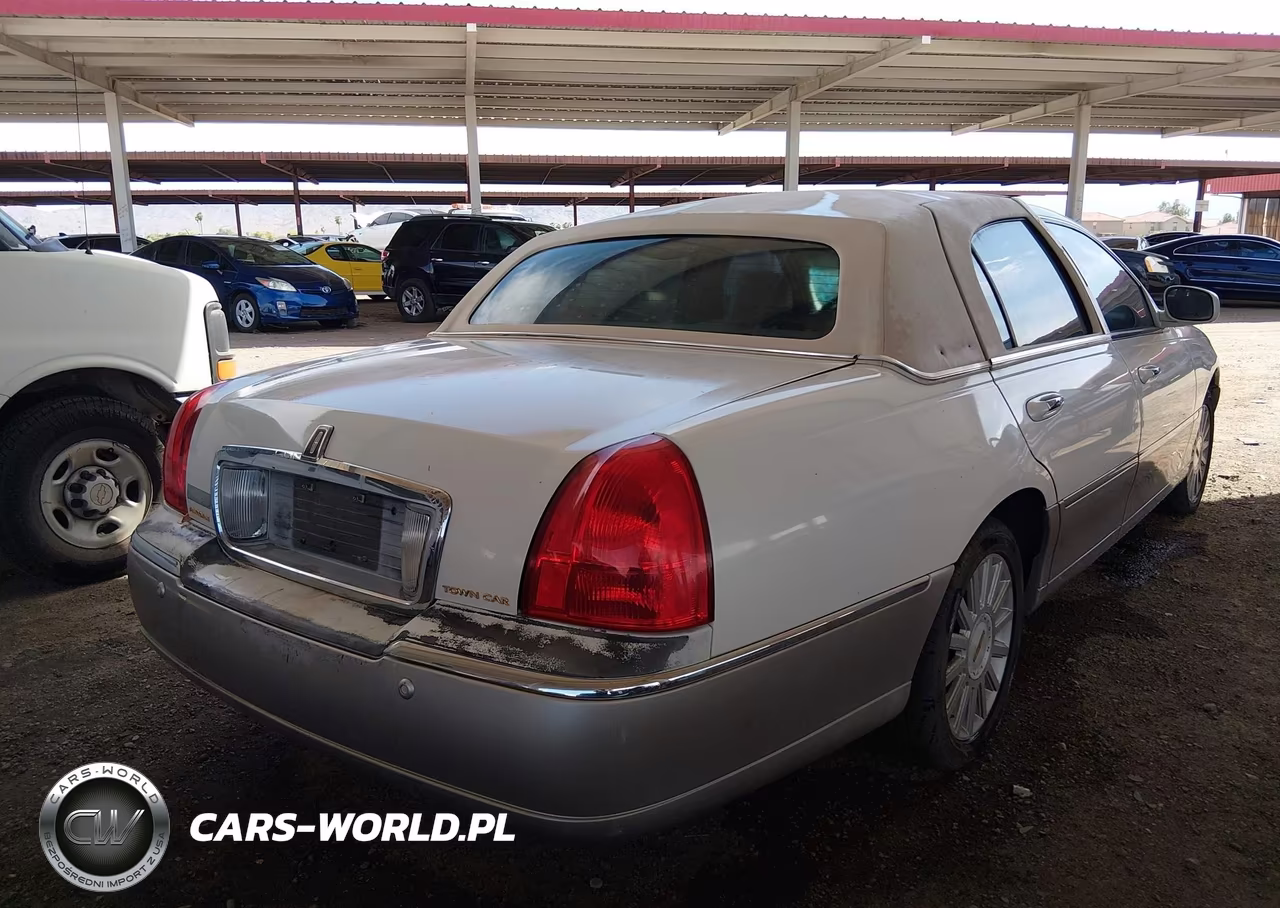 2003 Lincoln Town Car Signature VIN:1LNHM82W03Y682936 - 4