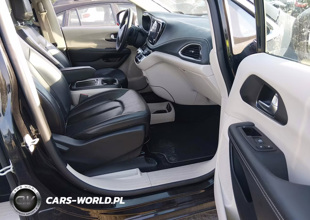 2023 Chrysler Pacifica Hybrid Touring L VIN:2C4RC1L79PR622027 - 5