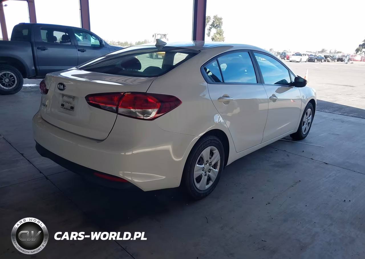 2018 Kia Forte Lx VIN:3KPFK4A7XJE211948 - 4