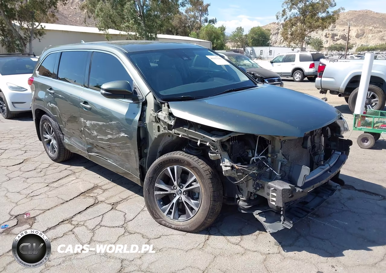 2018 Toyota Highlander Le Plus VIN:5TDBZRFH6JS864243 - 1
