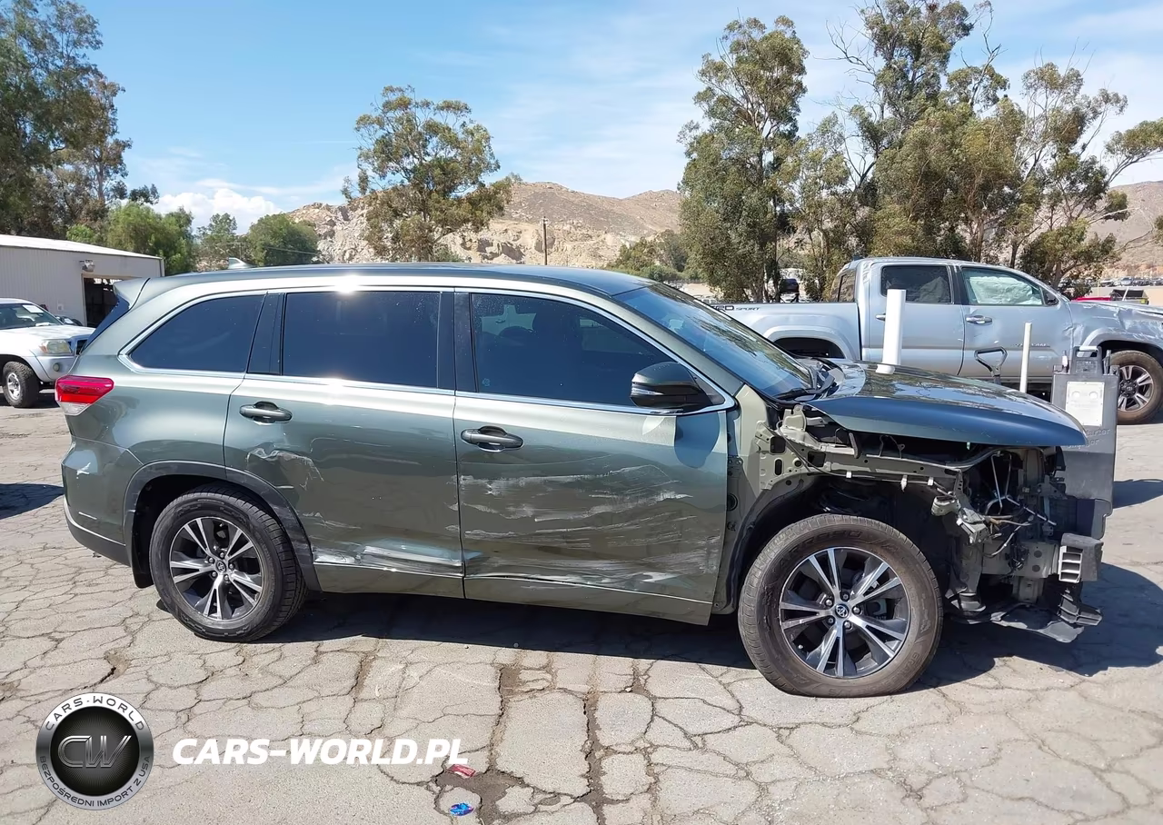 2018 Toyota Highlander Le Plus VIN:5TDBZRFH6JS864243 - 14