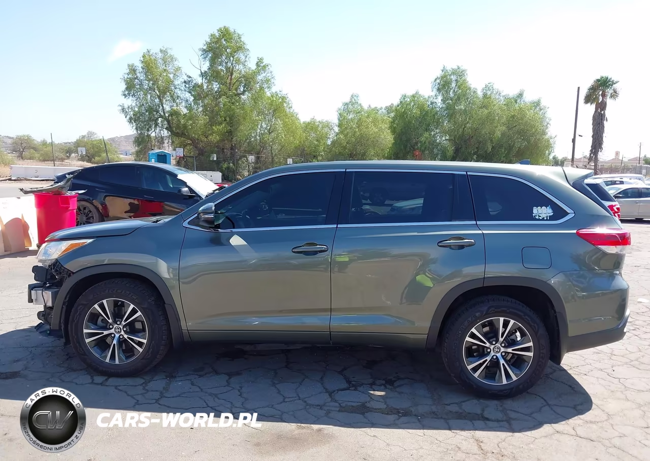 2018 Toyota Highlander Le Plus VIN:5TDBZRFH6JS864243 - 15